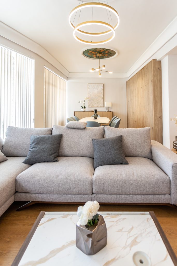 Home Staging de autor en Valencia. Fotografía de una comedor decorado por Aneme Studio